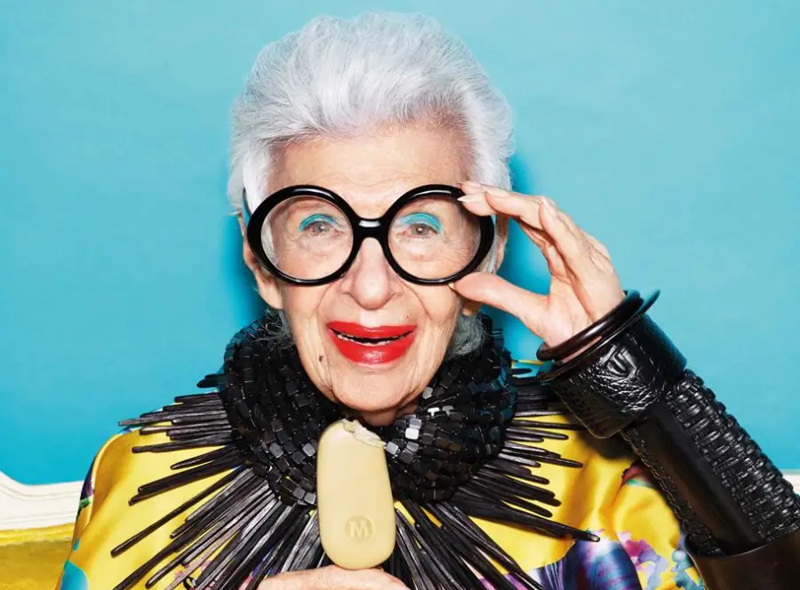 Iris Apfel mangia il gelato